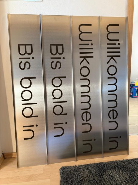 Edelstahlschild in Großformat